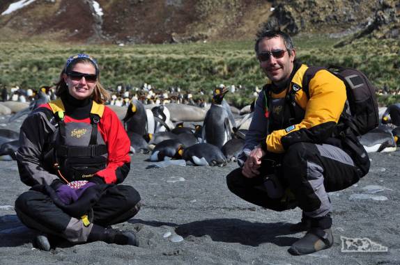 Com os pinguins rei de Gold Harbour, na Geórgia do Sul, ainda com as vestimentas do caiaque